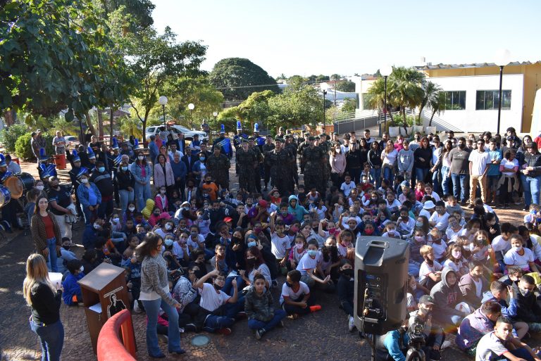 Hasteamento do Pavilhão Nacional marca abertura oficial das comemorações dos 73 anos de Adamantina