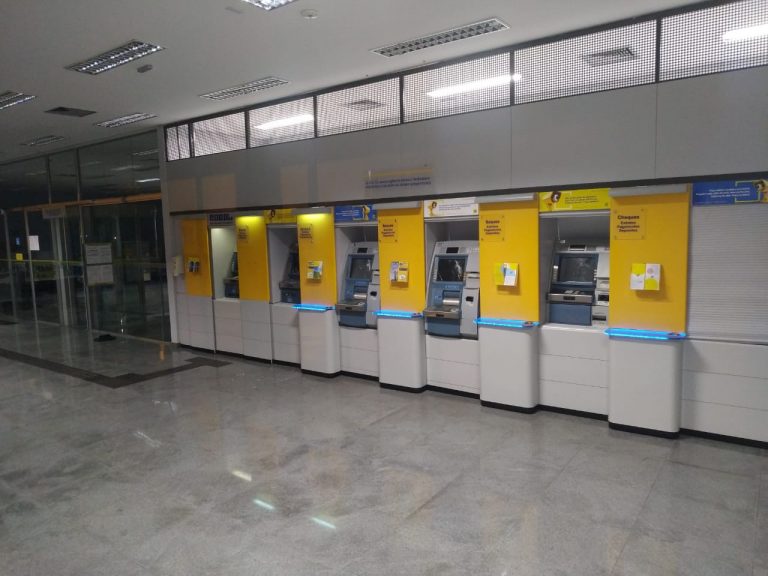 Homem danifica todos os caixas eletrônicos de banco e vai preso