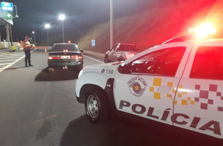 Motorista embriagado causa acidente em pedágio