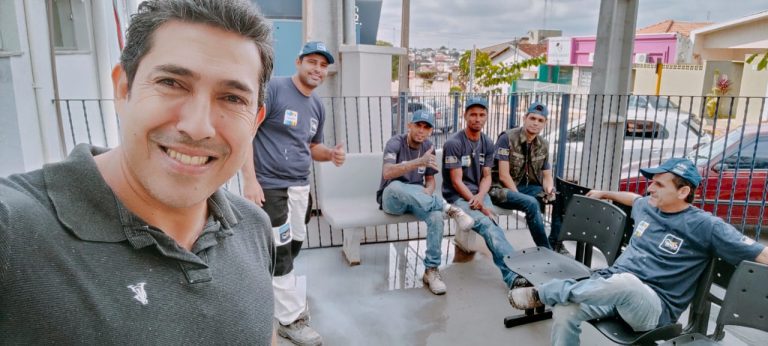 Pintor Eder Reis e equipe realizam ação solidária na Santa Casa de Adamantina