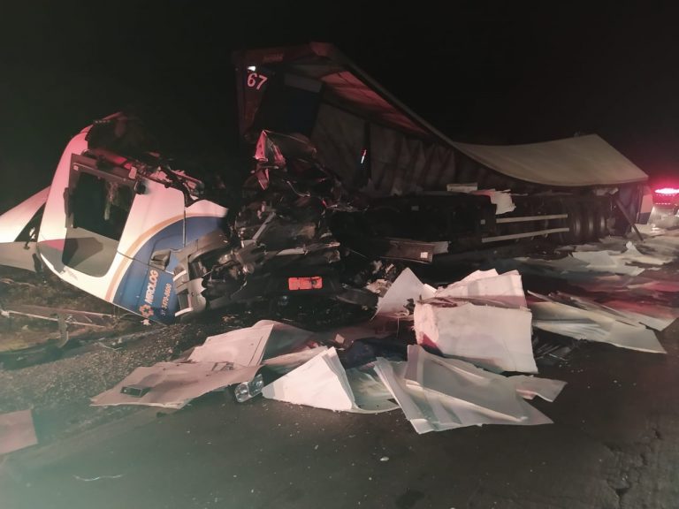 Acidente entre caminhões deixa vítima fatal