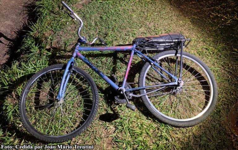 Ciclista fica ferido em acidente com van na SP-294