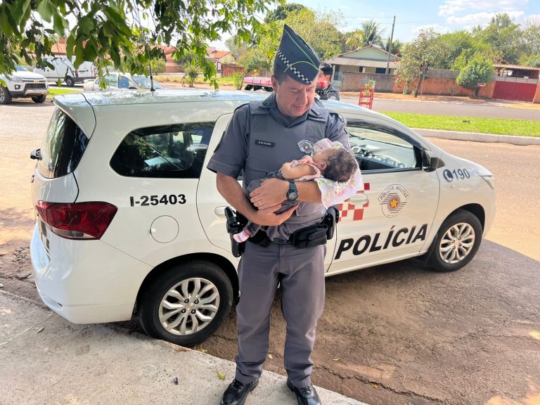 Polícia Militar resgata crianças de dentro de carro submerso no rio em Pauliceia