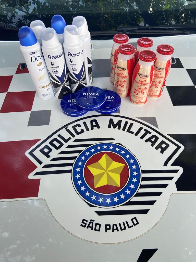 Mulher furta desodorantes, cremes e leite fermentado de mercado e vai presa
