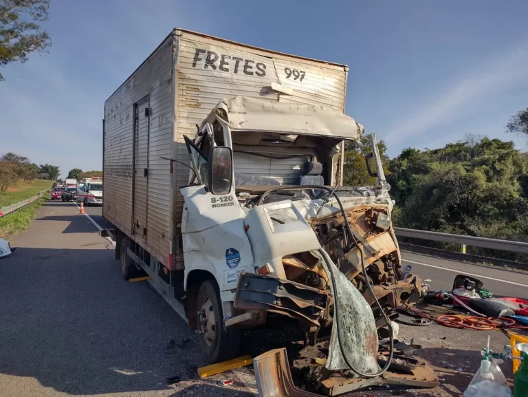 Caminhoneiro morre em acidente com carreta bitrem na região