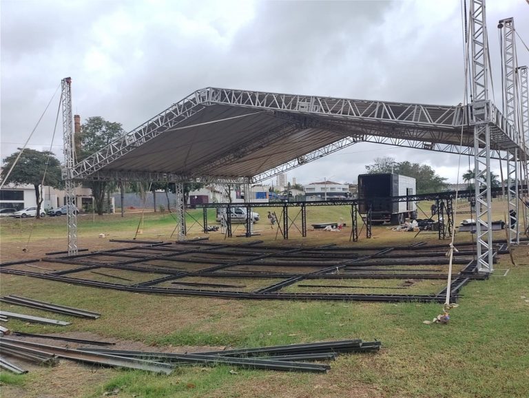 Montagem das estruturas para a Virada SP em Adamantina estão a todo vapor