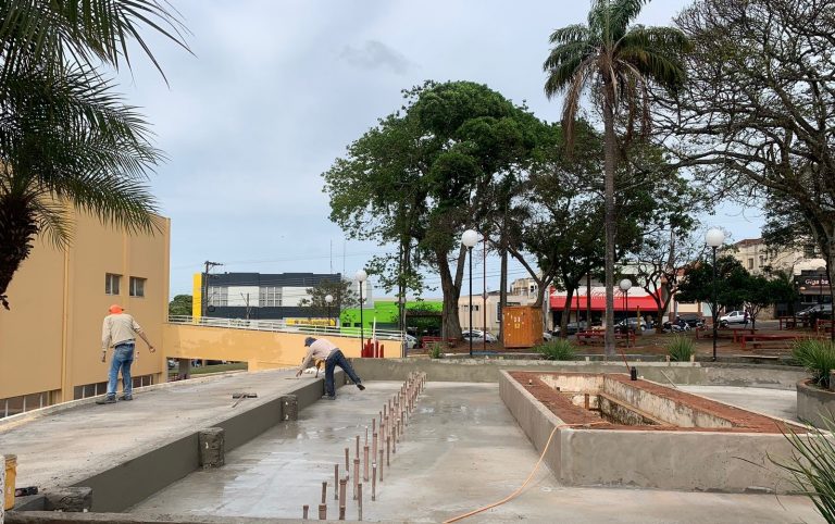 Praça Élio Micheloni terá fonte luminosa