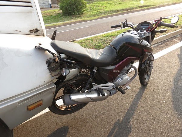 Motocicleta fica presa em caminhão após colisão traseira na SP-294