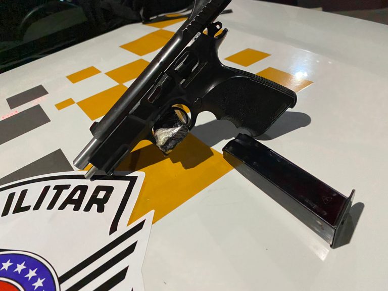 Jovem é pega com arma israelense na região