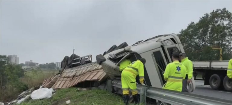Carreta tomba e motorista fica preso nas ferragens na SP-294