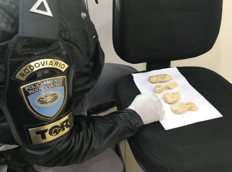 Bolivianos são pegos com cocaína no estômago