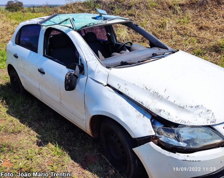 Motorista fica ferido após capotar carro na região