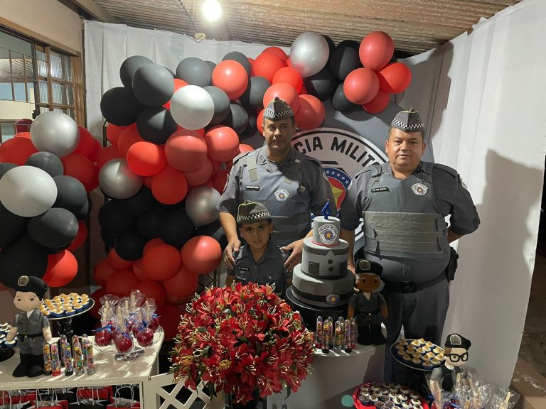 Aniversariante ganha surpresa da Polícia Militar