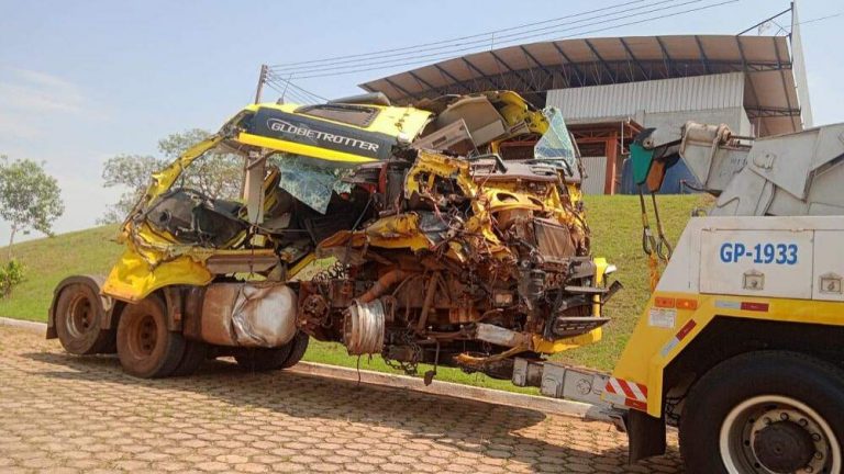 Caminhão fica destruído em acidente na região