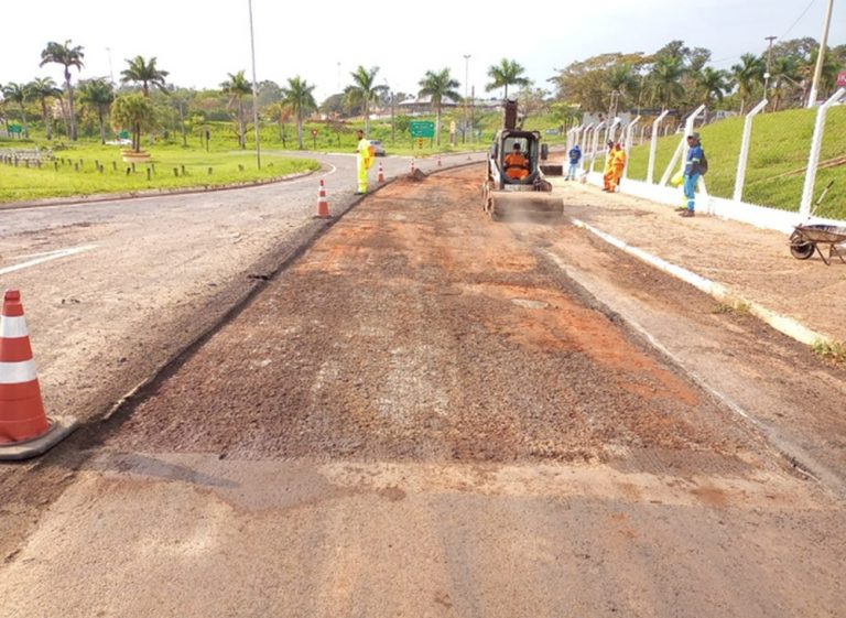 Manutenção do pavimento altera trânsito no acesso a Adamantina