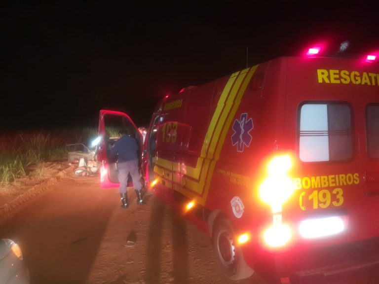 Homens morrem após carro bater em caminhão