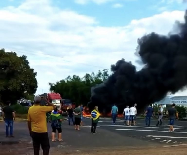 Manifestação paralisa SP-294