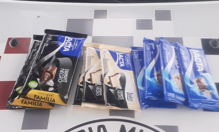 Homem vai preso após furtar chocolates de mercado