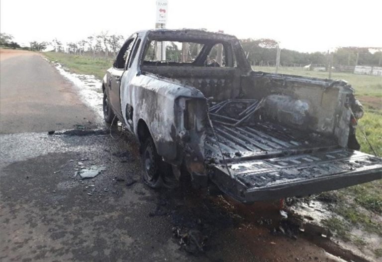Veículo pega fogo na região após transportar churrasqueira acesa