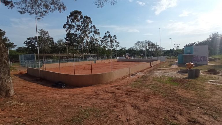 Com obras em andamento, quadra de Hockey dos Pioneiros aumenta interesse da população sobre o esporte