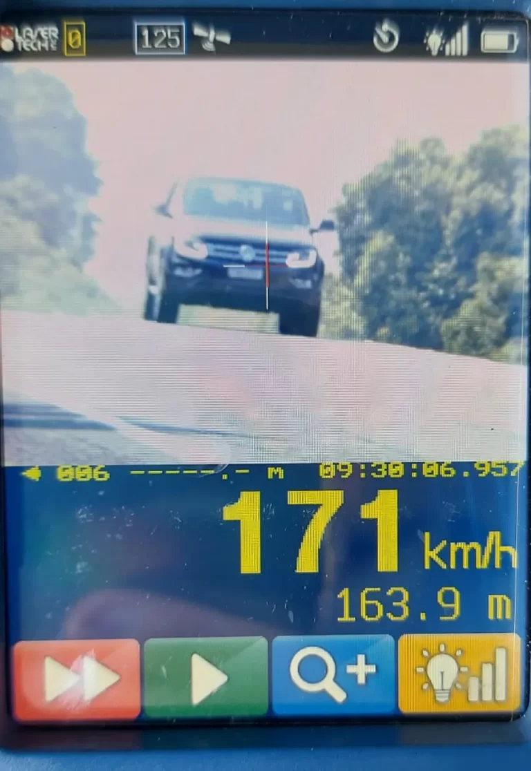Carro é flagrado a 171 km/h na SP-294