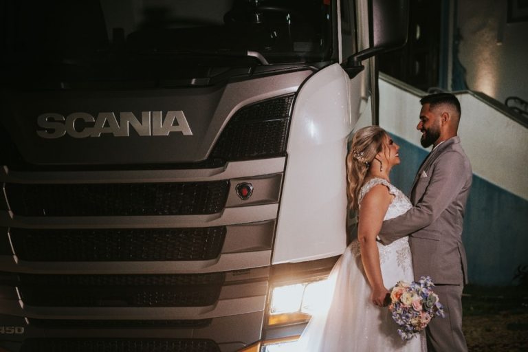 Casal vai para festa de casamento dirigindo caminhão em homenagem à profissão do noivo