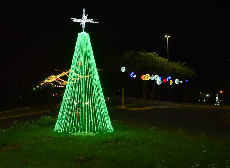 Adamantina está iluminada com as luzes de Natal