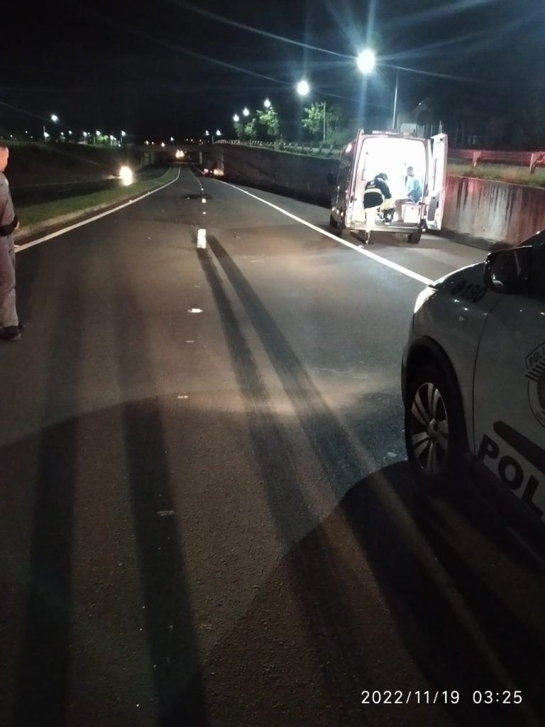 Homem morre atropelado por caminhão trator na SP-294