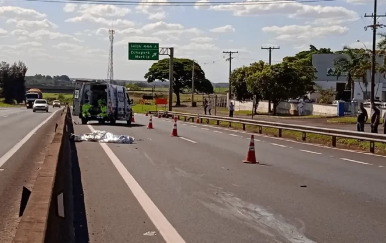 Batida entre moto e caminhão mata motociclista