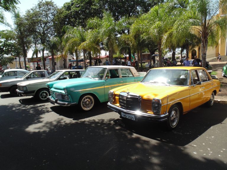 2° Encontro de Carros Antigos de Parapuã atrai moradores de toda a região