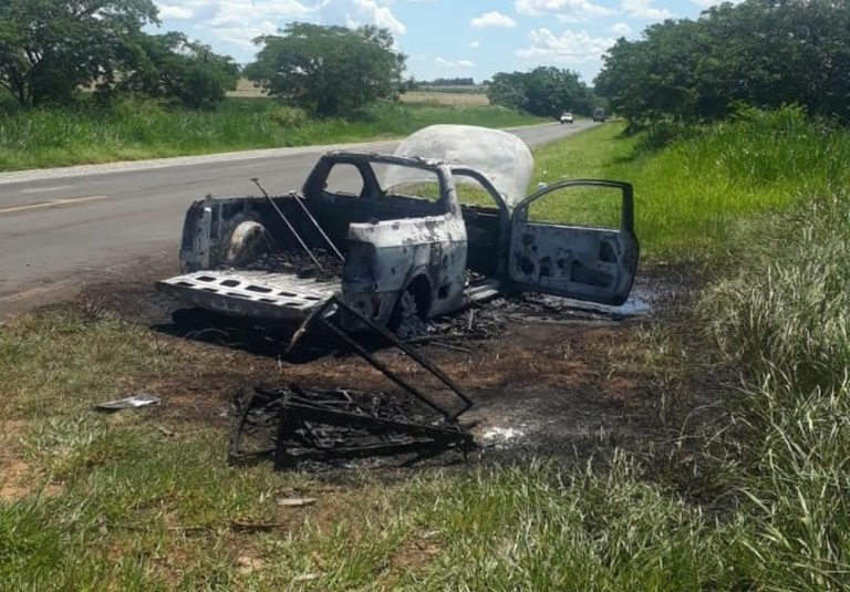 Picape pega fogo na região