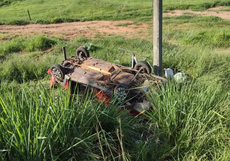 Caminhonete cai em ribanceira na SP-294 e deixa duas pessoas feridas