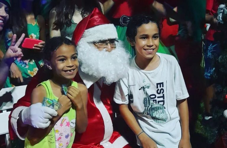 Adamantina recebe o Papai Noel em meio a uma carreata com muitas sirenes e cores