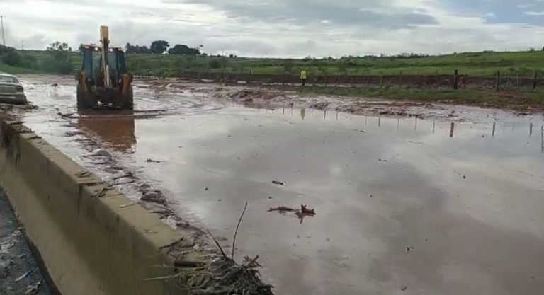 Rodovia da região é interditada após fortes chuvas