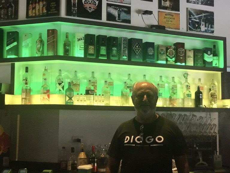 Palco de muitas histórias, Bar do Diogo comemora 30 anos de sucesso