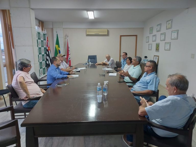 Prefeitura de Adamantina realiza reunião sobre reajuste salarial e aumento no vale-alimentação