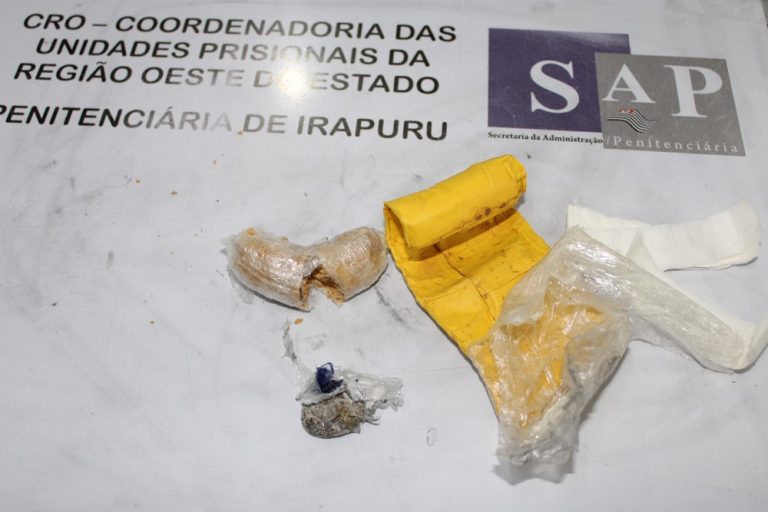 Visitantes tentam entrar em penitenciárias com drogas e celular nas partes íntimas