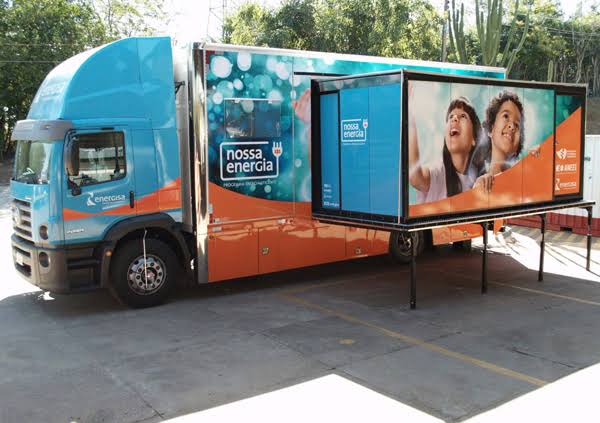 Adamantina recebe caminhão da Energisa que visa cadastrar clientes na Tarifa Social e promover a troca de lâmpadas