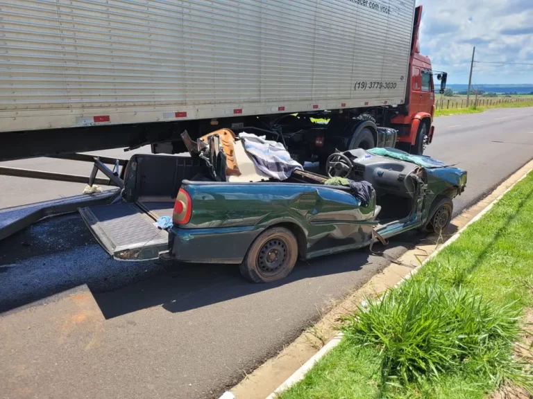 Caminhão arranca teto de carro em batida no interior de SP