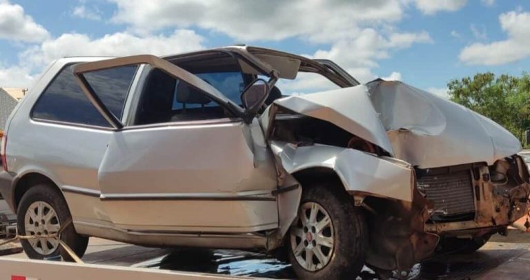 Fiat Uno fica destruído em acidente na região