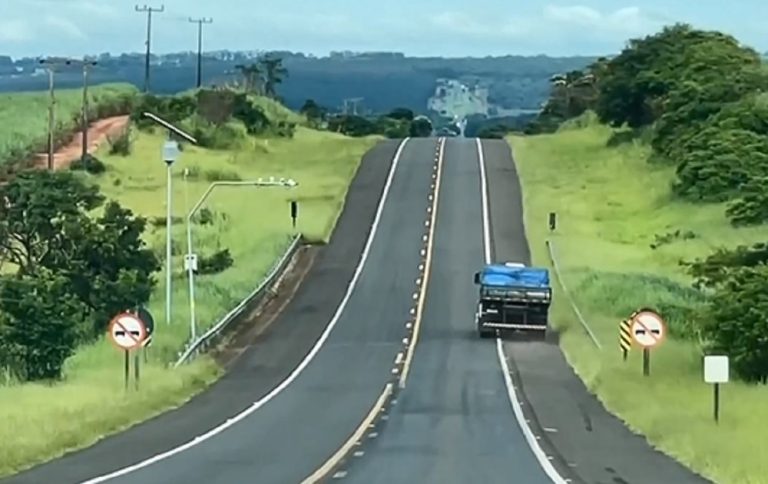 Caminhão é flagrado em ‘zigue-zague’ na região e tem documento apreendido