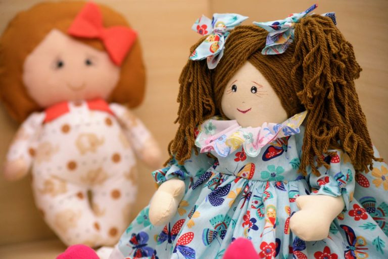 Lucélia oferece curso de artesanato em bonecas de pano