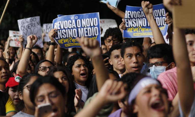 Estudantes fazem passeata pela revogação do novo ensino médio em SP