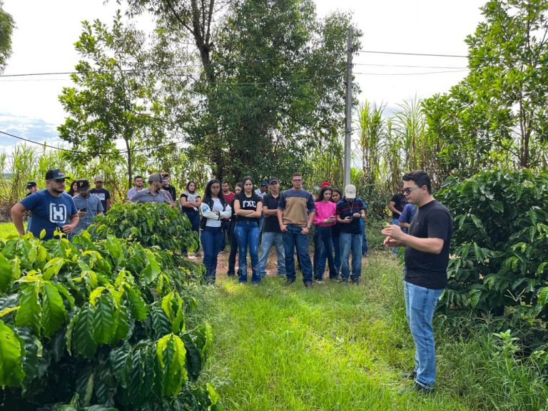 Calouros de Agronomia do Centro Universitário de Adamantina realizam visita técnica à Cafeicultura Eldorado