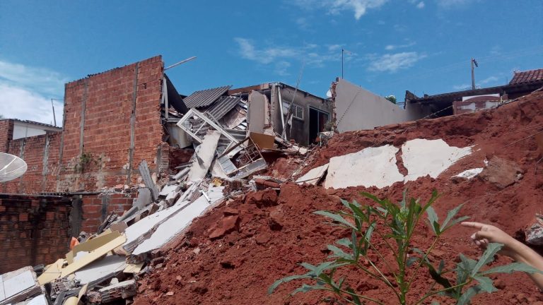 Três casas são interditadas em Osvaldo Cruz após desabamento de muro