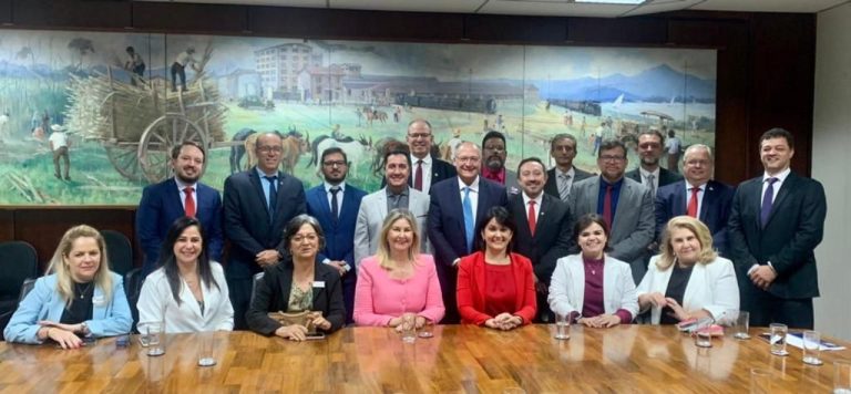 Reitor e vice da UniFAI se encontram com o vice-presidente da República em agenda na Esplanada dos Ministérios