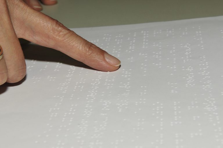 Por Lei, cartórios de SP terão certidões de óbito, nascimento e casamento em braille
