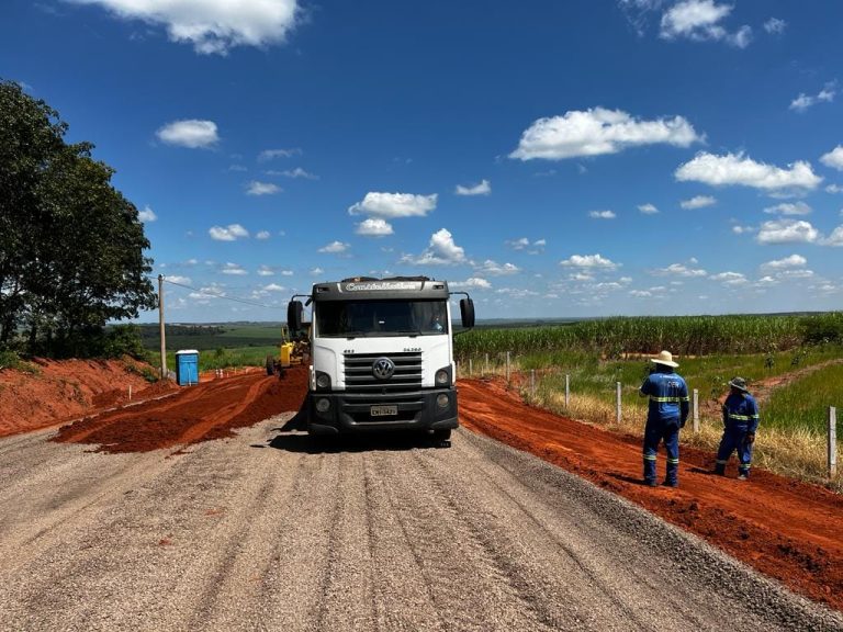 Pavimentação de vicinal segue em ritmo acelerado, afirma Prefeitura de Parapuã