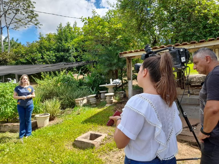 Área Experimental de Fitotecnia do Centro Universitário de Adamantina é palco de reportagem para TV