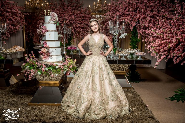 Júlia Belloni comemora aniversário com amigos e familiares em festa inesquecível